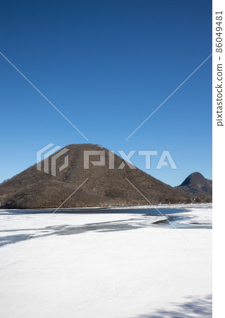 陽光明媚的冬日榛名湖：榛名湖和榛名富士 86049481
