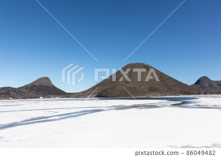 陽光明媚的冬日榛名湖：榛名湖和榛名富士 86049482