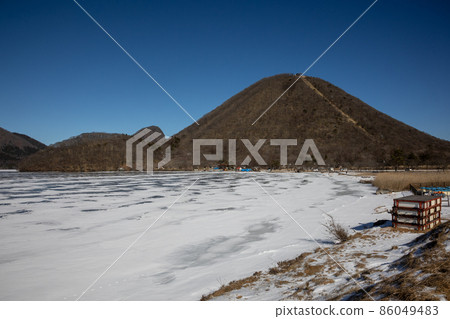 陽光明媚的冬日榛名湖:榛名湖和榛名富士 陽光明媚的冬日榛名湖:榛名湖和榛名富士 86049483