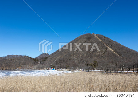 陽光明媚的冬日榛名湖：榛名湖和榛名富士 86049484