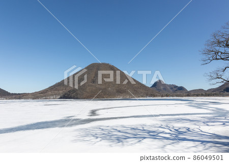 陽光明媚的冬日榛名湖:榛名湖和榛名富士 陽光明媚的冬日榛名湖:榛名湖和榛名富士 86049501