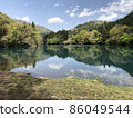 森林湖面上投影的森林和天空 86049544