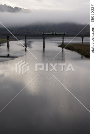 清晨在錦州湖上行駛的北上線 清晨在錦州湖上行駛的北上線 86050327