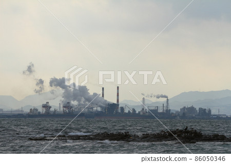 Seabirds staying in Nakasu off the coast of Ainoshima and the scenery of the industrial area of Kokura 86050346
