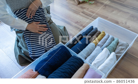 換衣服的圖片。整理衣服。 換衣服的圖片。整理衣服。 86051436