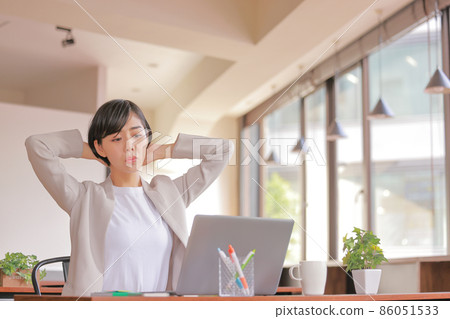 Business woman with a troubled expression because work does not go well 2 Business woman with a troubled expression because work does not go well 2 86051533