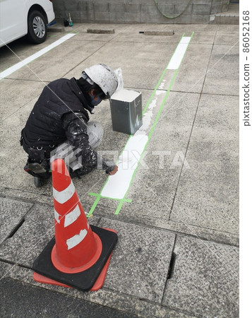 用滾筒漆重新粉刷停車場剖麵線的男畫家2 86052168