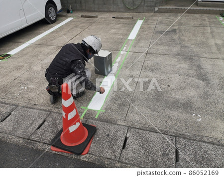 用滾筒漆重新粉刷停車場分割線的男畫家3 86052169