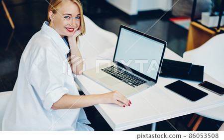 Woman with toothy smile and laptop 86053508