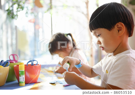 創意教育幼兒園美術課可愛兒童 86053510