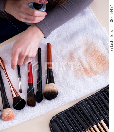 Make-up artist preparing brushes for work Make-up artist preparing brushes for work 86054454