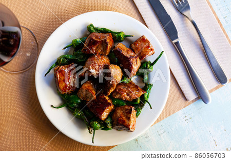 Slices veal of sauce. Tacos de ternera. Slices veal of sauce. Tacos de ternera. 86056703