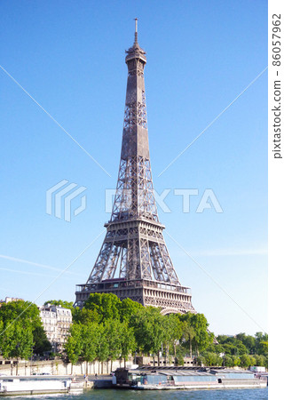The Eiffel Tower in Paris 86057962
