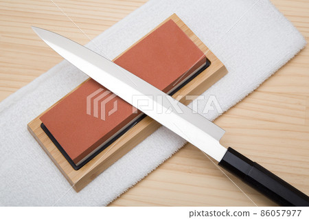 Image of how to sharpen a willow knife and a whetstone 86057977