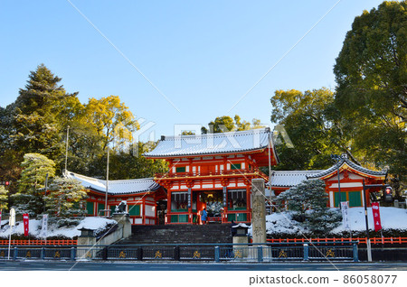 我在一月下雪時參觀的京都市東山區八坂神社的西塔門很漂亮。 我在一月下雪時參觀的京都市東山區八坂神社的西塔門很漂亮。 86058077
