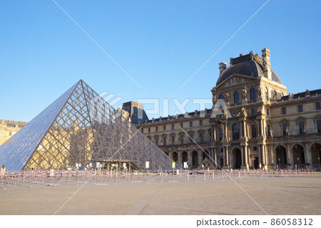 Louvre Museum in Paris 86058312