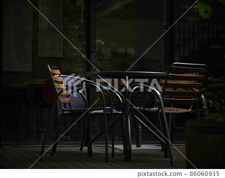 商店露台上的椅子和桌子 商店露台上的椅子和桌子 86060935