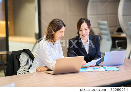 Image of working women Photographing cooperation: WEEK Shibadaimon (Sun Frontier Fudousan) 86060954