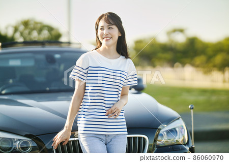 A young woman driving a car 86060970