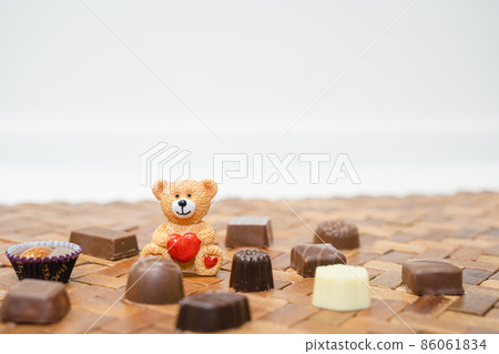 Valentine's image material of cute bear and bite-sized chocolate 86061834