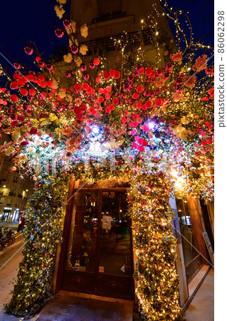 Night view of a decorated flower shop in Paris, France, taken on December 27, 2021. 86062298