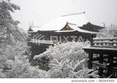 雪中的清水寺、正殿舞台和京都東山區奧之院 86064489