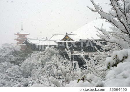 京都東山區雪中的清水寺、正殿和三層寶塔 86064490
