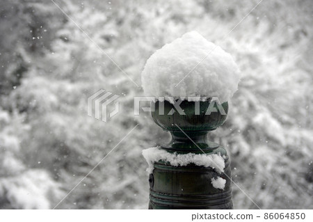 Kiyomizu-dera in the snow, a giboshi on the stage parapet of the main hall, Higashiyama-ku, Kyoto 86064850