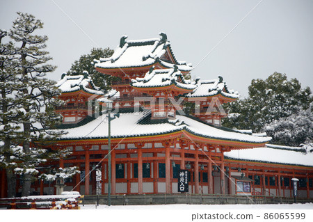 雪平安神宮白虎塔京都市左京區 86065599
