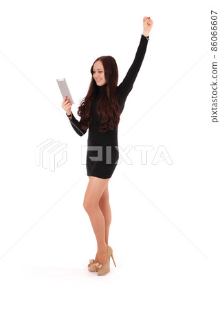 Girl looking at tablet pc 86066607