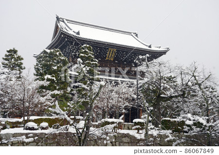 京都市左京區雪中的康海光明寺 京都市左京區雪中的康海光明寺 86067849