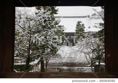 從京都市左京區山門俯瞰禦影堂,雪中的Konkai-Komyoji寺 從京都市左京區山門俯瞰禦影堂,雪中的Konkai-Komyoji寺 86068090