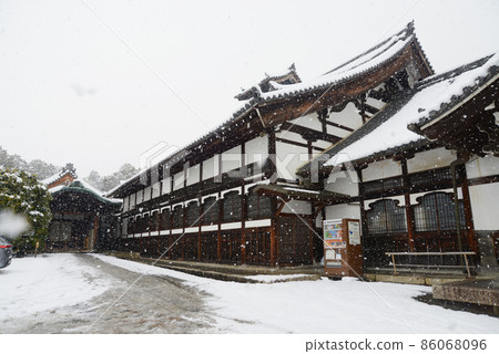 京都市左京區雪中的康海光明寺 京都市左京區雪中的康海光明寺 86068096