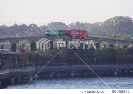 Monorail connecting Singapore City and Sentosa Island 86068221