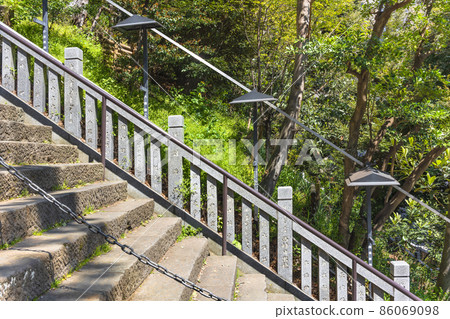 [Tokyo, Atago] The steep stone steps of Otoko Zaka leading to Atago Shrine 86069098
