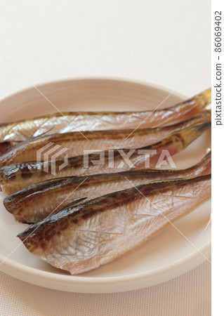 盤子上的干沙魚 盤子上的干沙魚 86069402
