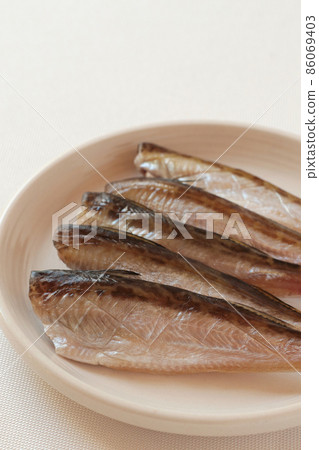 盤子上的干沙魚 盤子上的干沙魚 86069403