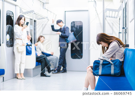 女高中生在火車上腹痛 86069745