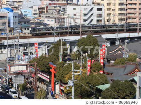 223 series Special Rapid Service running beside Yanagiwara Ebisu Shrine 86069940