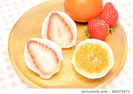 Two kinds of fruit Daifuku 86070473