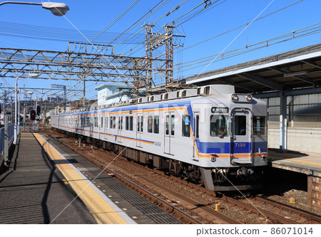 7100 series train arriving at Kinokawa station 7100 series train arriving at Kinokawa station 86071014