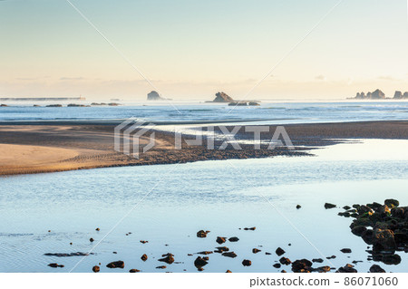 日南海岸的小豆津浜沿岸出現了頭髮風暴和新興島嶼和燈塔，太平洋的旭日將其染成黃昏。 86071060