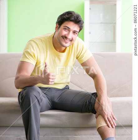 Man applying pepper Capsicum plaster to relieve pain 86071221