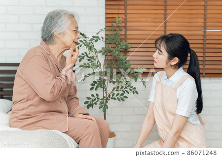 受傷的老年女性和圍裙中的女性（嘴/下巴） 86071248