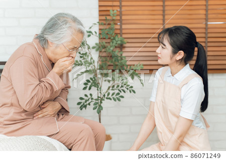 一個受傷的老婦人和一個穿著圍裙的女人 86071249