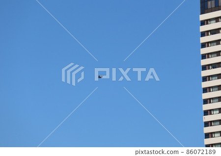 直升機的景觀和藍天看起來很小的高層公寓 86072189