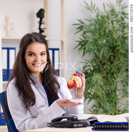 The female doctor cardiologist working in the clinic 86072659