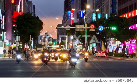 黃昏時分台北市區十字路口的Bike 1 黃昏時分台北市區十字路口的Bike 1 86073843