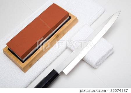 Yanagiba knife and whetstone How to sharpen Image of how to choose a whetstone 86074587