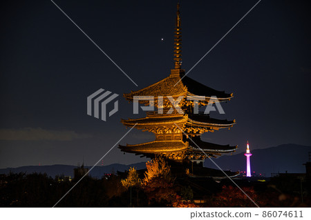 Tower of Yasaka and Kyoto Tower Tower of Yasaka and Kyoto Tower 86074611